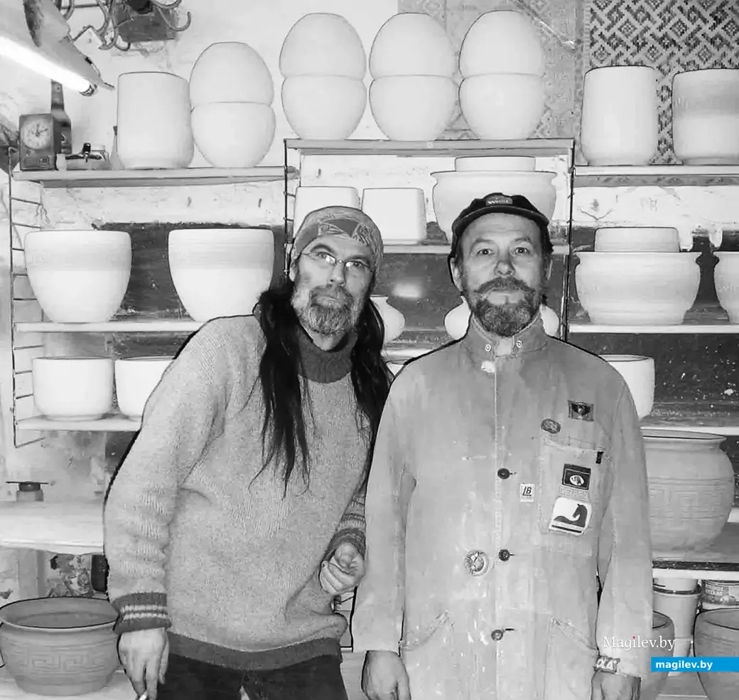 Петр (слева) и Павел в своей гончарно-керамической мастерской. Могилев, 2000-е годы.