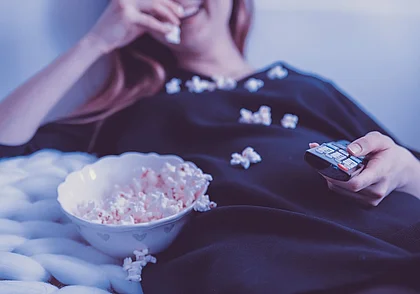 Не ложитесь на диван: 3 вещи, которые опасно делать после еды