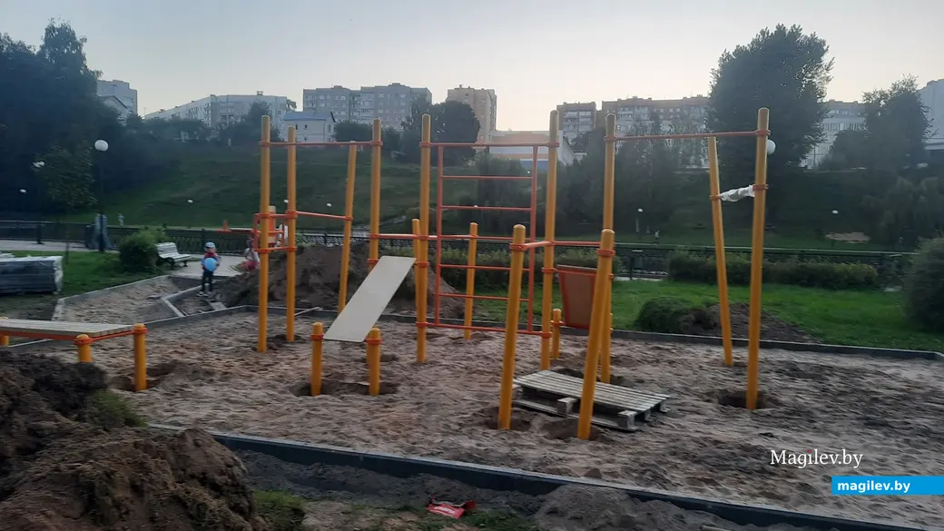 13 сентября 2023 г. Могилев, Дубровенка. В излюбленном месте отдыха горожан строят спортплощадку.