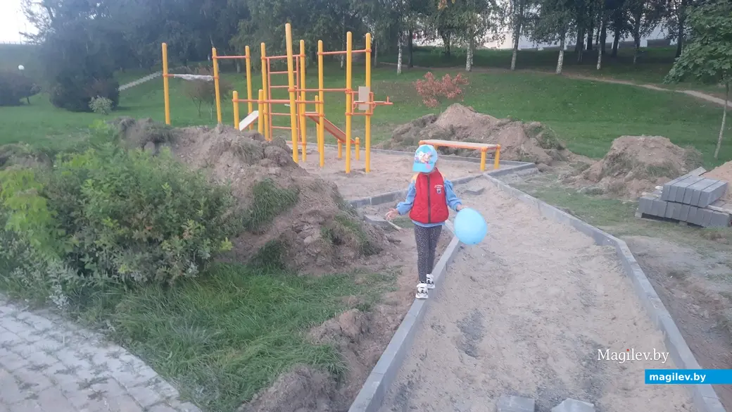 13 сентября 2023 г. Могилев, Дубровенка. В излюбленном месте отдыха горожан строят спортплощадку.