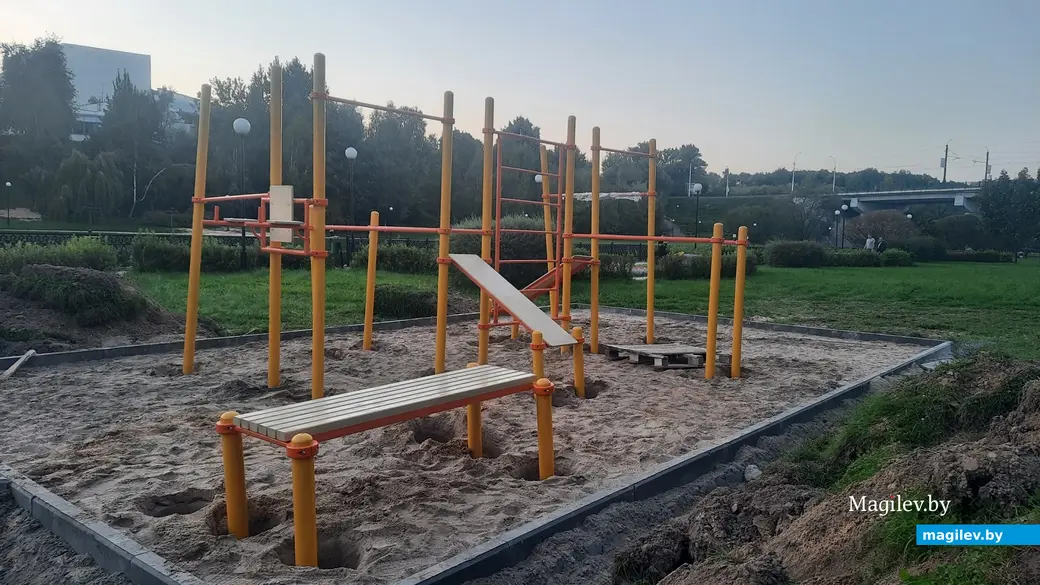 13 сентября 2023 г. Могилев, Дубровенка. В излюбленном месте отдыха горожан строят спортплощадку.