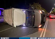 На улице Островского в Могилеве нетрезвый водитель не справился с управлением авто и опрокинулся. Видео