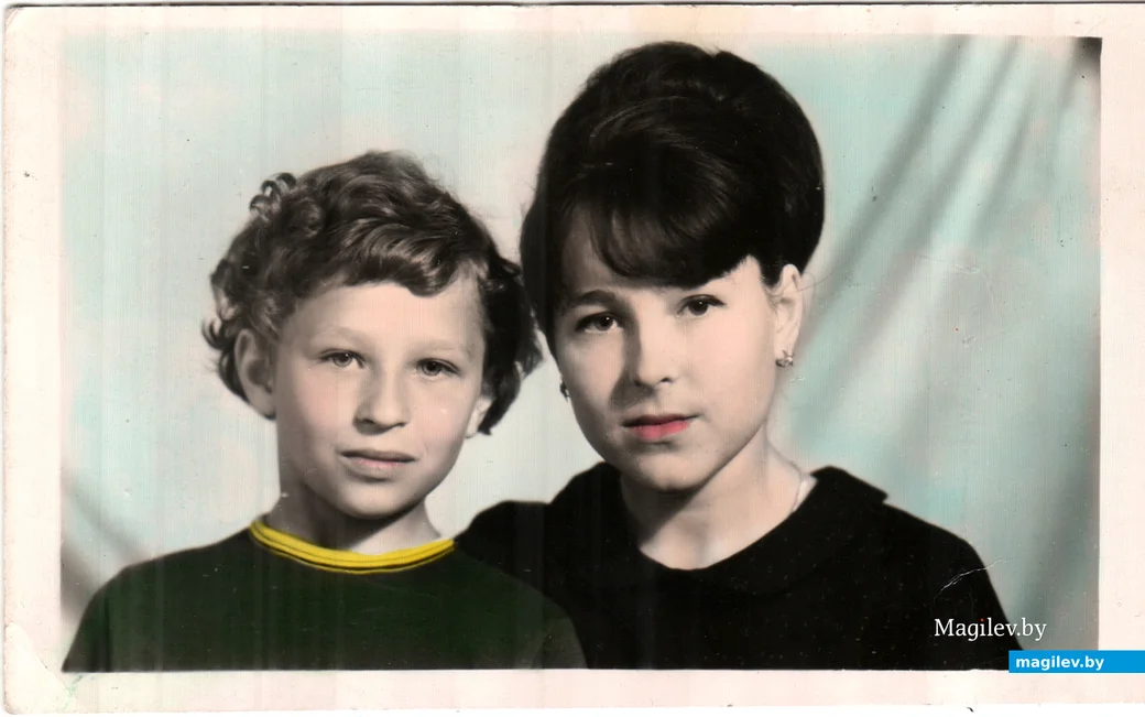 Татьяна Койпиш (примерно 8 лет) со старшей сестрой Людмилой. Фото студии у базара, "На