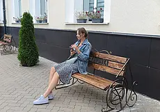 Могилев всё уютнее: возле Главпочтамта появились деревянные лавочки. Фотофакт