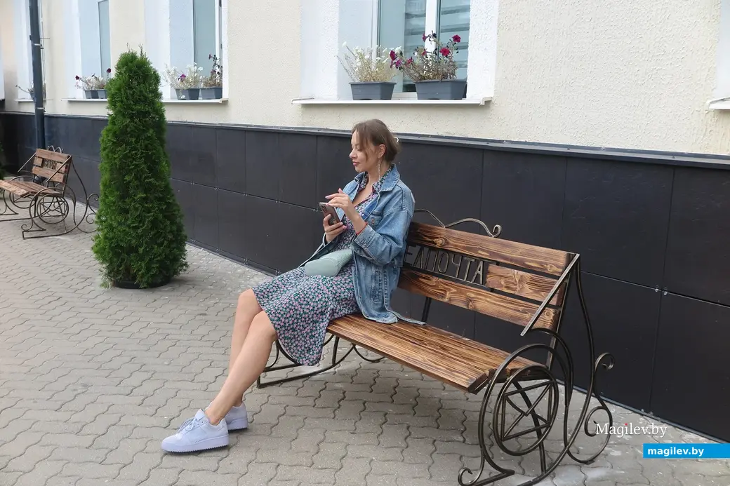 14 сентября 2023г. Могилев, Первомайская. Возле Главпочтамта появились деревянные лавочки.