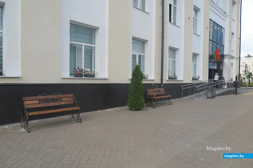 14 сентября 2023г. Могилев, Первомайская. Возле Главпочтамта появились деревянные лавочки.