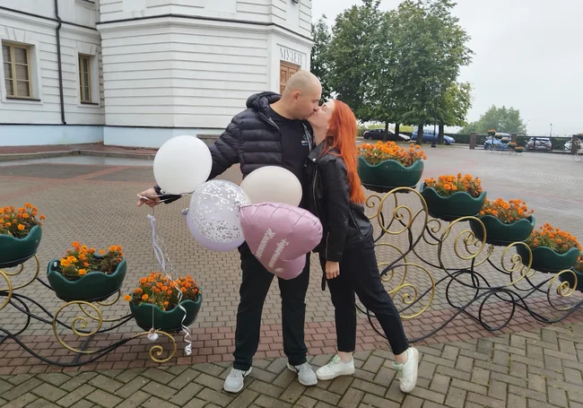 «Это кольцо месяц лежало у него в рюкзаке! Представляете?» Свадебная пара недели