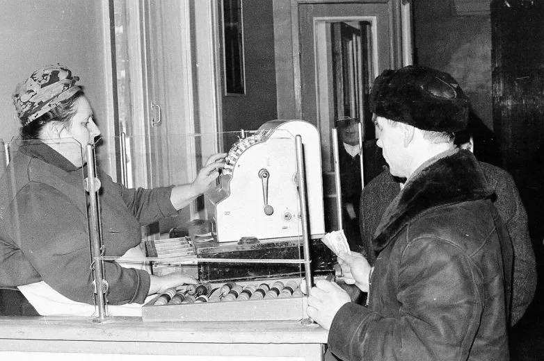 Калькуляторы советской торговли 1970-80-х – металлический и контрольный деревянный. Фото с