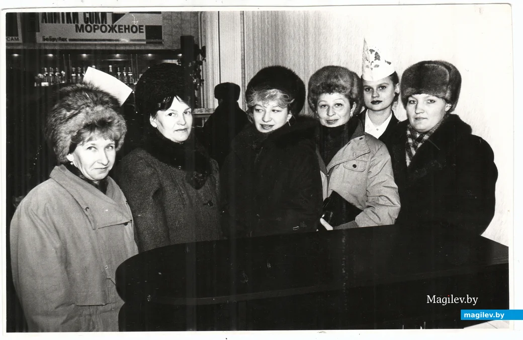 Бобруйск, январь 1997г. Татьяна Тризна (третья справа) и другие работницы в своём универсаме на