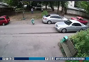 В Бобруйске ребенок попал под колеса автомобиля. Видео