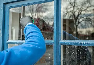 Чем смекалистые хозяюшки моют окна, чтобы они не запотевали: устраняем «плачущий эффект»