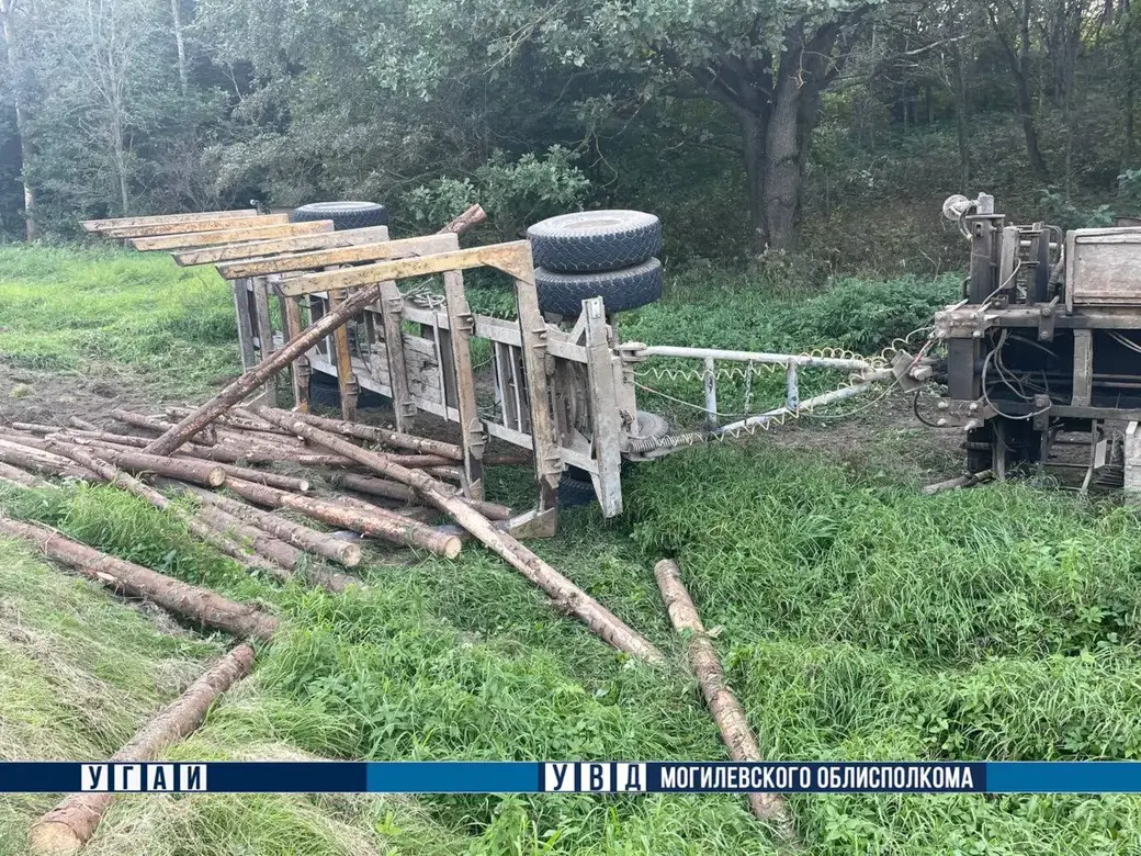 18 сентября вблизи деревни Добрейка Шкловского района произошло дорожно-транспортное происшествие с грузовиком МАЗ. Фото УВД Могилевского облисполкома.