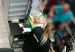 В Могилеве мужчина 2 дня расплачивался картой своего друга. Видео