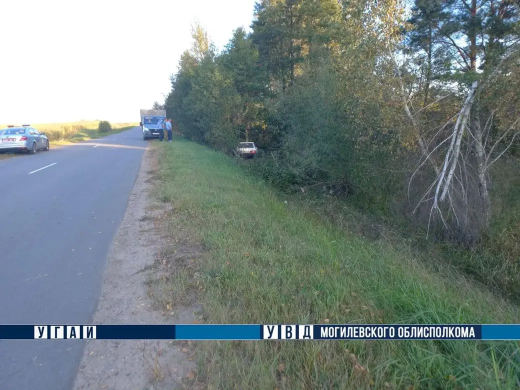 В Костюковичском районе водитель автомобиля ВАЗ не справился с управлением – врезался в дерево. Фото УВД Могилевского облисполкома.