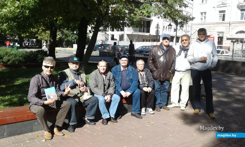 Когда-то любители виниловых пластинок (Виктор – второй слева) собирались в Комсомольском сквере. Могилев, 2019 г.