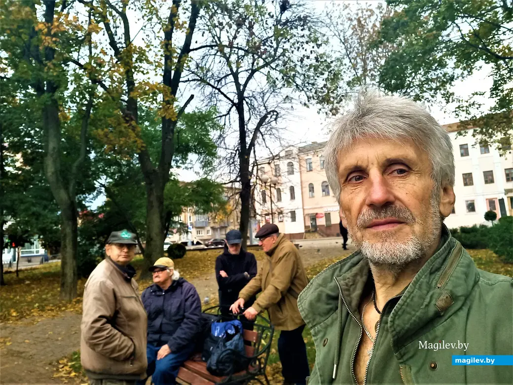Встреча (Виктор крайний слева) в Театральном скверике: ничто беды не предвещало. Могилев, 2022 г.
