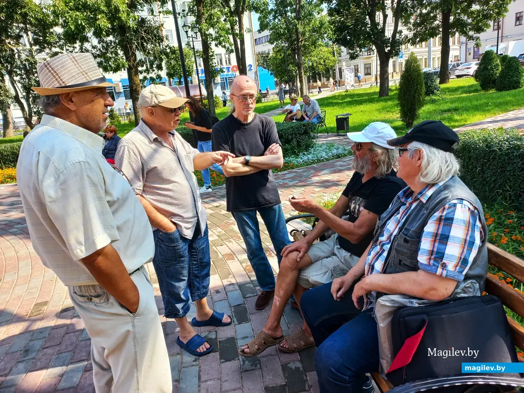 Друзья обсуждают детали прощания с Витей. Могилев, август 2023 г.