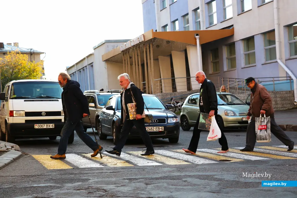 Витя (последний из четырех) вместе с друзьями переходит могилевский Эбби Роуд в день 50-летия знаменитой битловской пластинки. Могилев, 26.09, 2019 г.