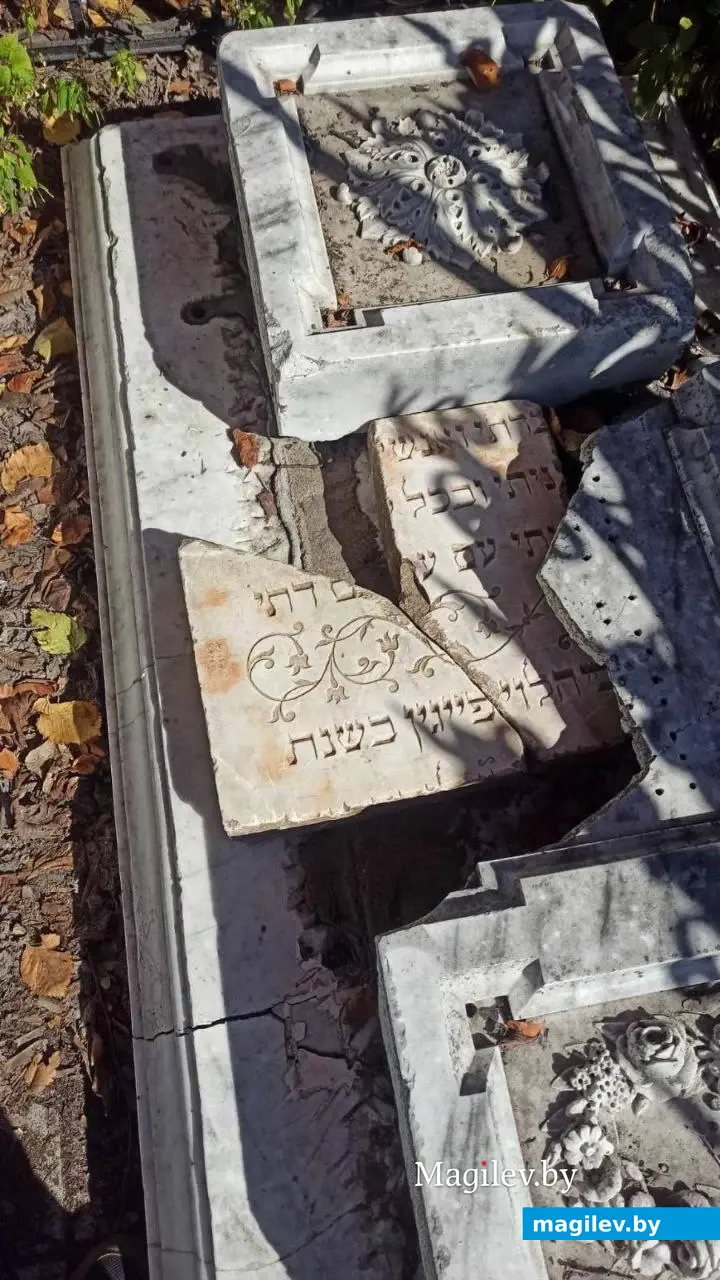 Надгробная плита, найденная во дворе частного подворья Могилева, в настоящее время перевезена на еврейское кладбище. 2023 год.