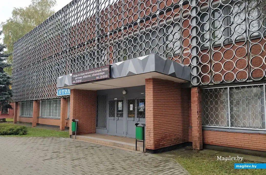 Корпус со столовой завода Строммашина, выходящий на улицу Первомайскую. Теперь у него новый собственник. Могилев. 2023 год.