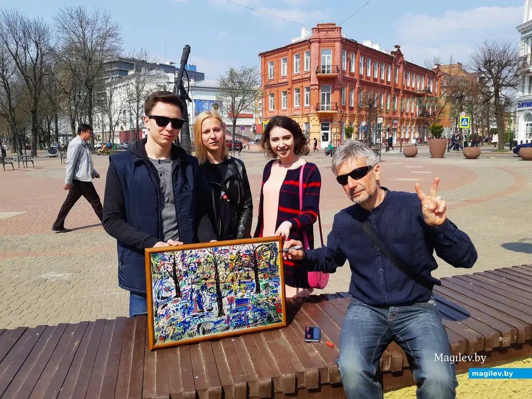 Студенты МГУ им. А. Кулешова и ваш покорный слуга с картиной «Не забывайте своих старых друзей!». Могилев, 2019 год.