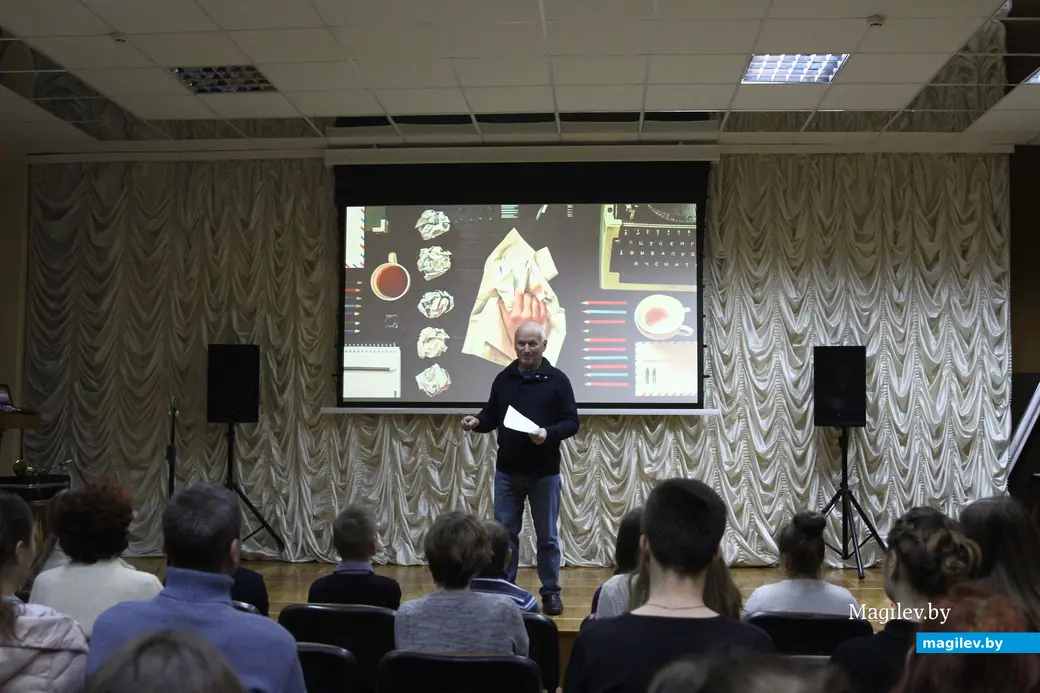 Актер Могилевского областного драматического театра, заслуженный артист Республики Беларусь Василий Галец на творческом вечере клуба «Последний экземпляр» читает