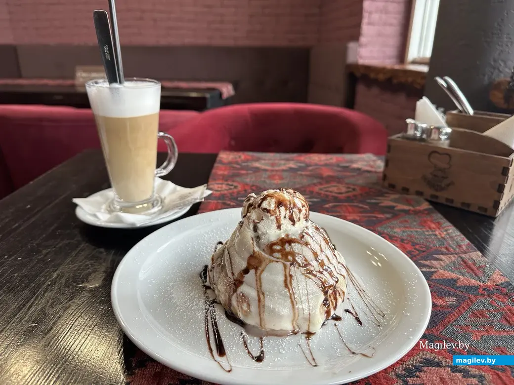 Все слои в латте были на месте, но нам поскорее не терпелось попробовать сет, поэтому руки размешали кофе быстрее, чем сфотографировали. Могилев, «Тандыр», сентябрь 2023