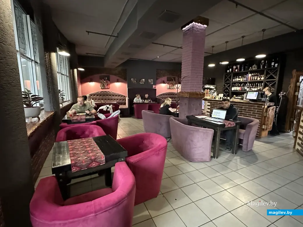 А вот столики внутри пользовались популярностью Могилев, «Тандыр», сентябрь 2023 года.