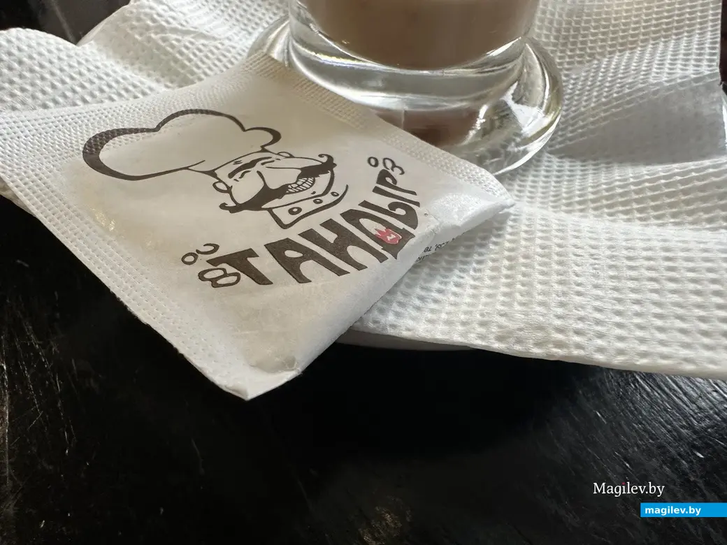 Пакетик с сахаром может оказаться лишним. Могилев, «Тандыр», сентябрь 2023 года.
