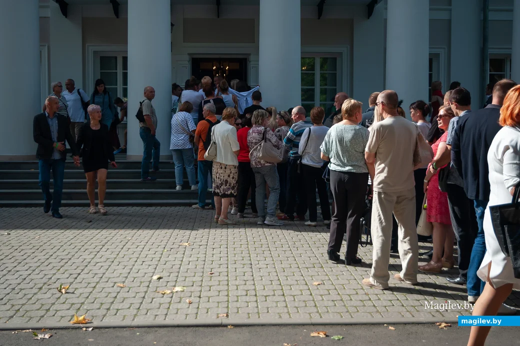 23.09.2023. «Вераснеўскі фэст» в Жиличском дворцово-парковом ансамбле. Очередь во дворец.