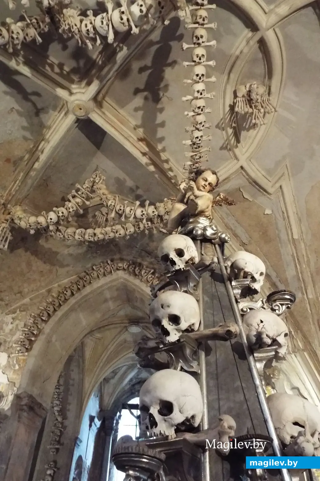 Внутри храма все из костей.