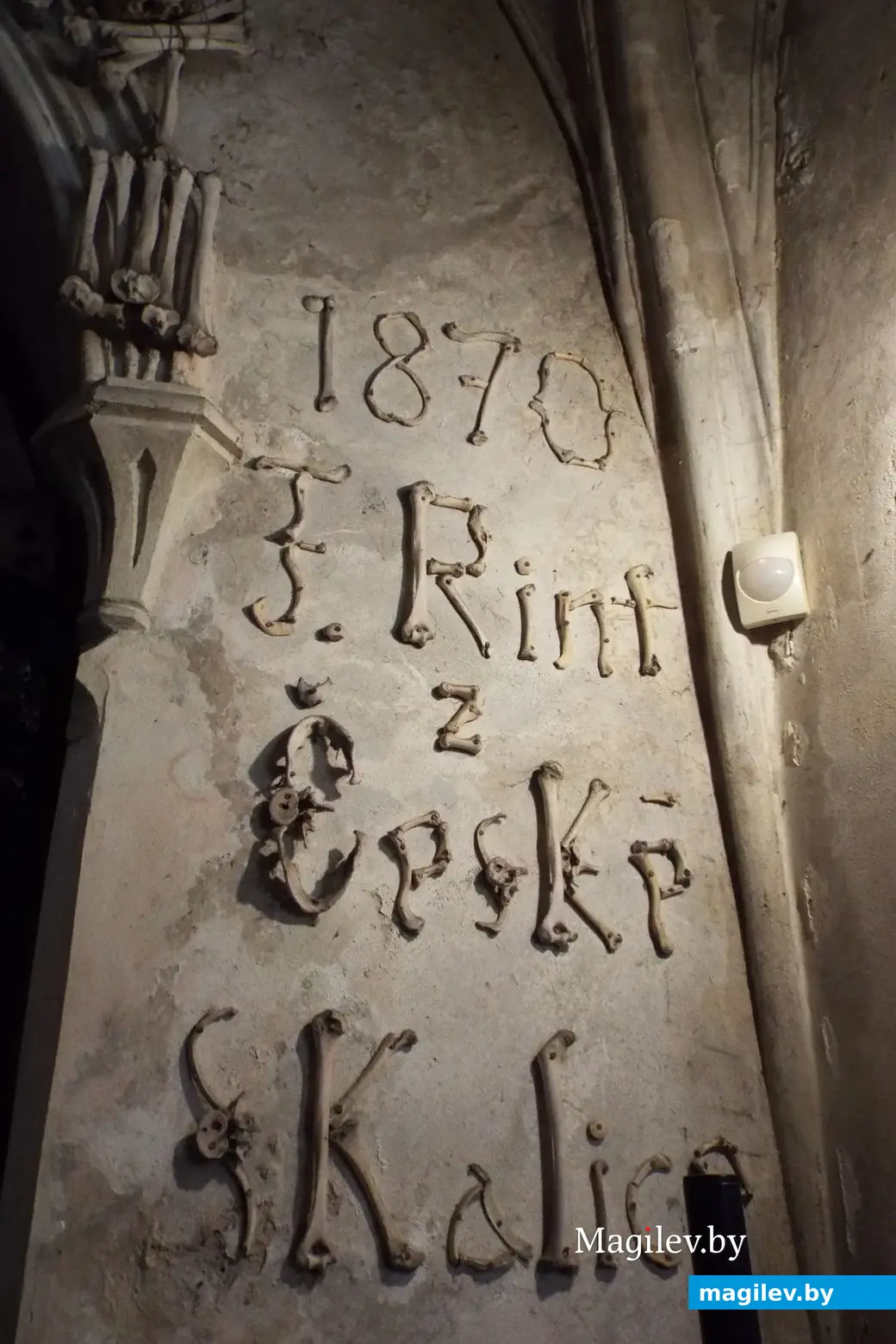 Подпись мастера и год произведения работ можно увидеть у входа.