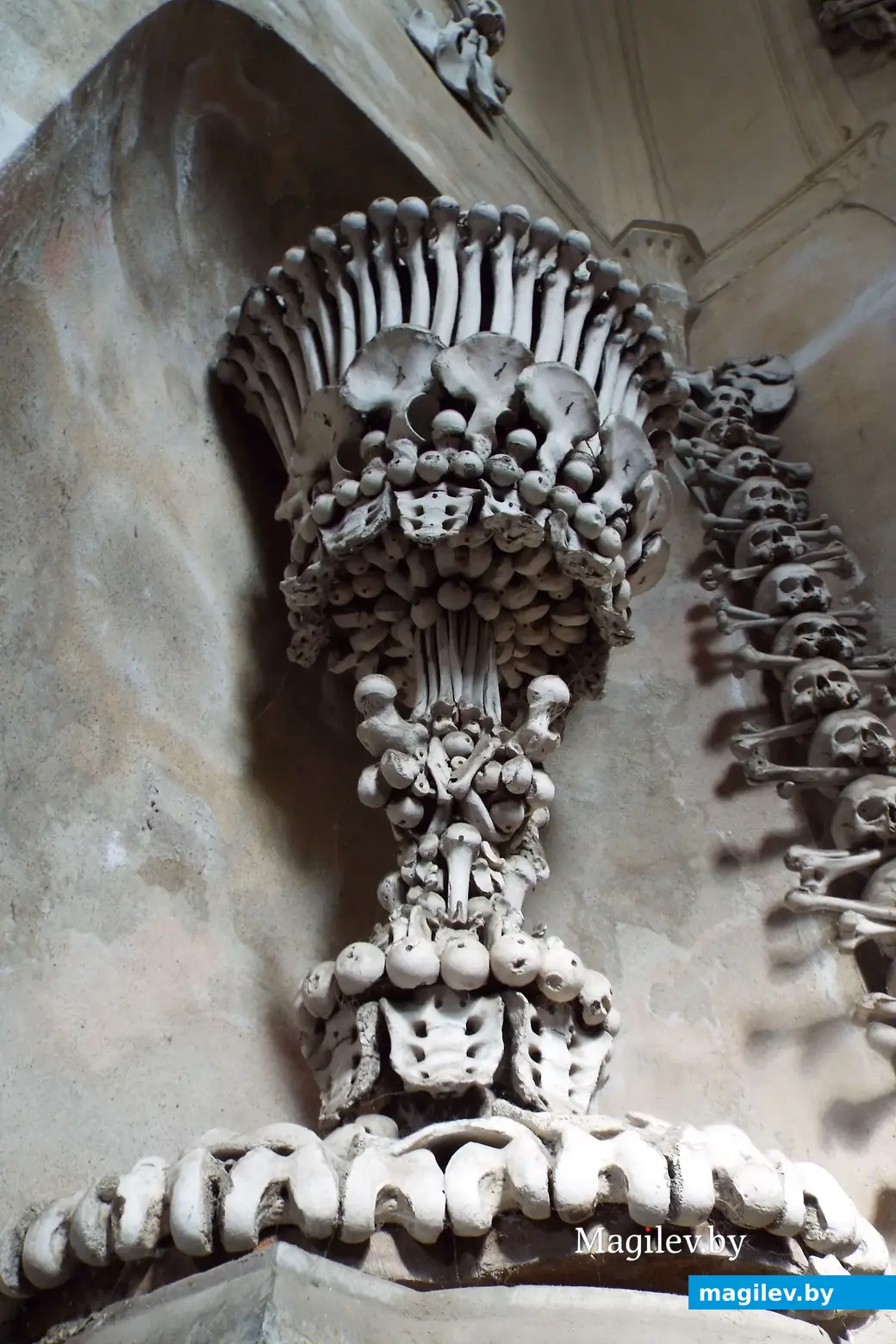 Внутри храма все из костей.