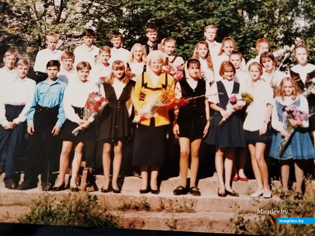 сш №33, г. Могилев. В центре – наша классная, Гераськова Светлана Васильевна. Блондинка слева за ней – это я.