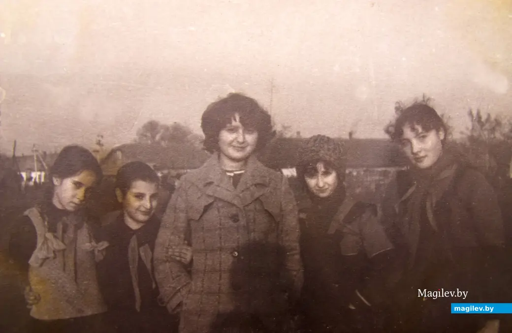 Одноклассницы (я первая слева, далее Люда Звиздун, Наташа Кулик и Лариса Проданец) на прогулке в 4 классе с учительницей продленки Любовь Валерьевной. Фамилию ее уже не