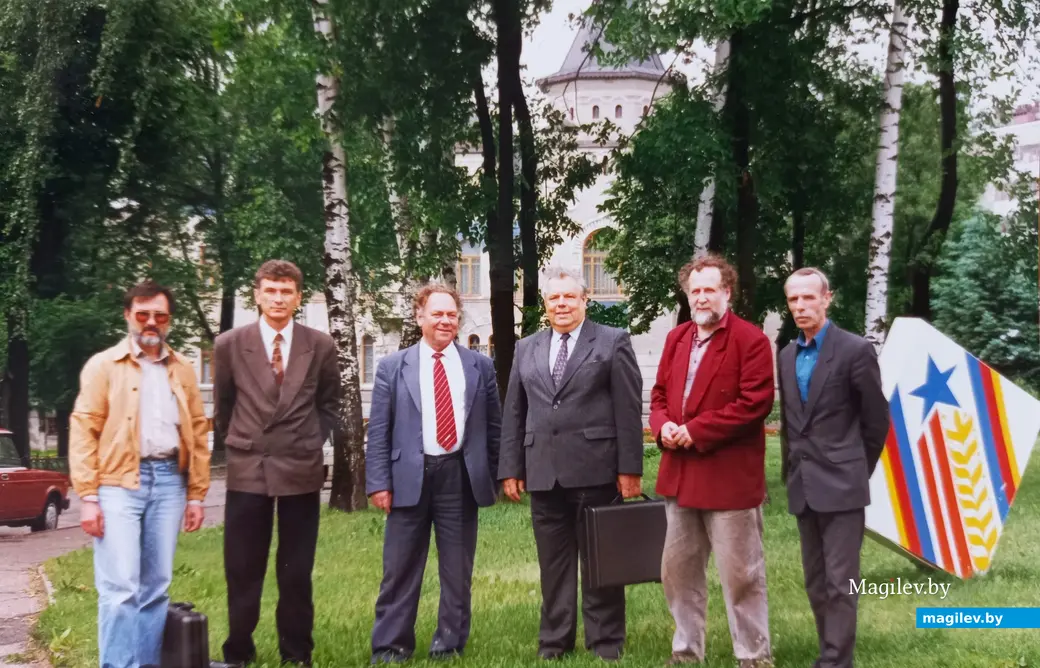 Владимир Браиловский (второй справа) в свое время отдавал предпочтение модным стилям одежды. Могилев, 1990-е годы.