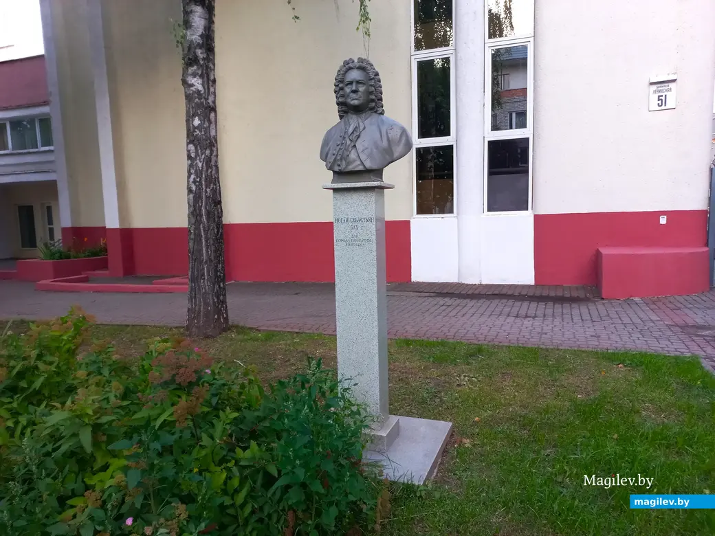 У стен бывшего музучилища. Могилев. 2022 г.