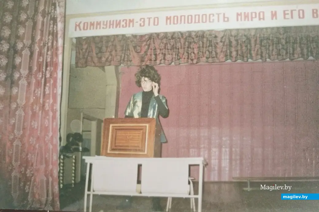 На фото мой брат-двойняшка Алексей, который изображает в сценке нашу классную. Прическа, пиджак, очки – образ удался. Все смеялись тогда, включая Светлану Васильевну.