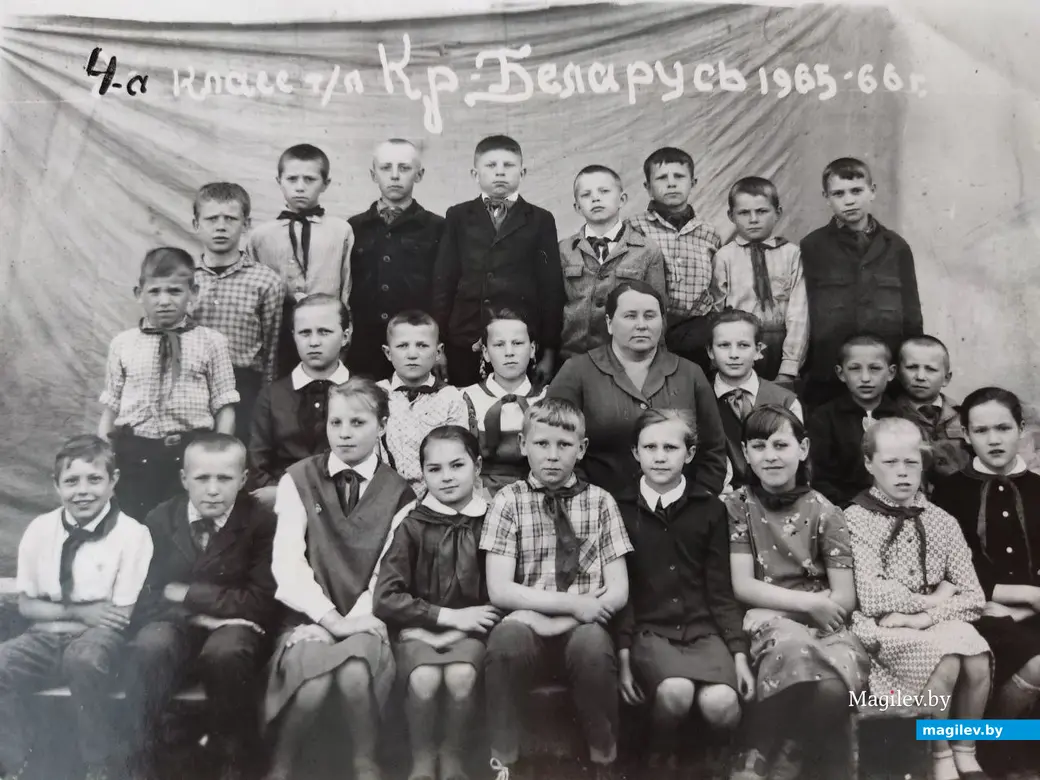 Четвероклассники с любимой учительницей начальной школы Валентиной Александровной. Герой публикации - в первом ряду в центре