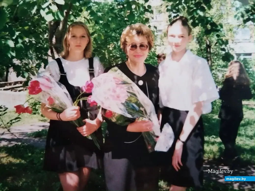 Гераськова Светлана Васильевна в центре, справа – моя одноклассница Рогоманцева Надежда. С ней мы сидели за одной партой в 10-11 классе.