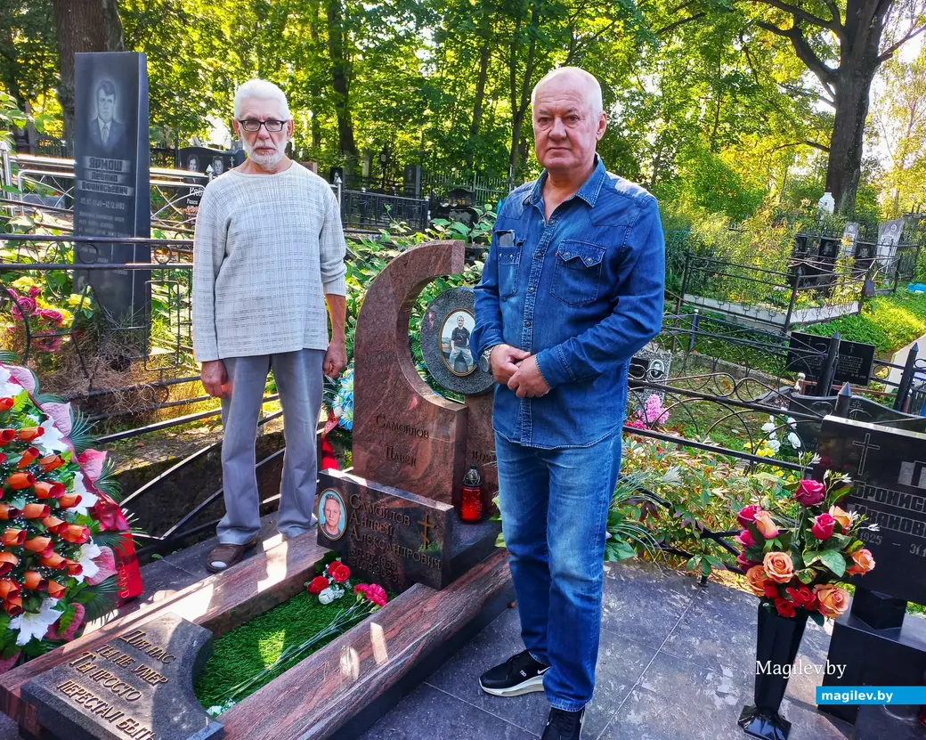 Алик Метельский (справа) на кладбище в районе Юбилейного: здесь «спят» Павел и его отец Андрей. Слева – шурин Андрея Валентин. Могилев, сентябрь, 2023 г.