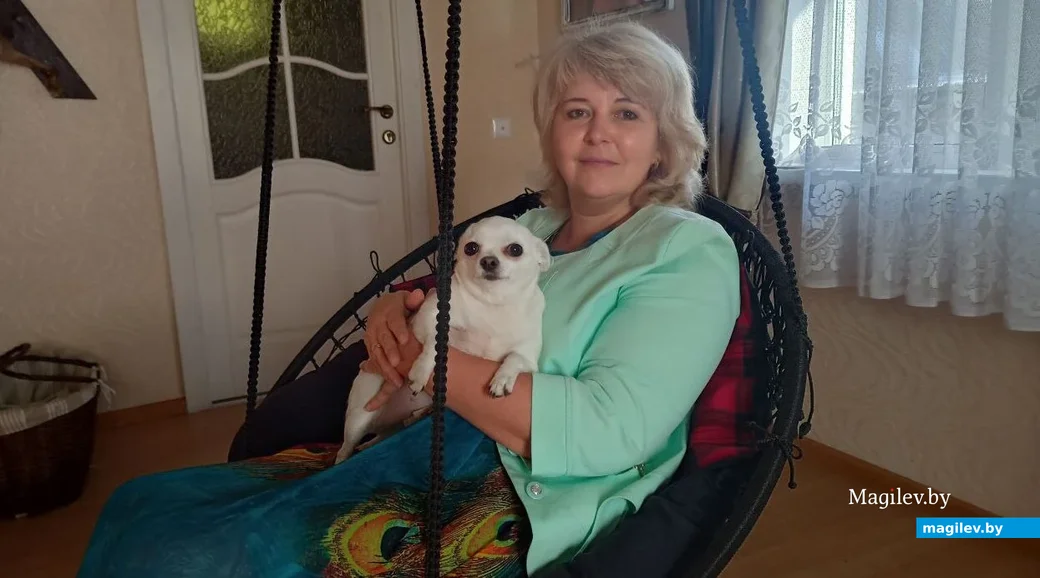 Светлана Алимова со своей собачкой Нами в кресле-качалке, ,сделанном своими руками.