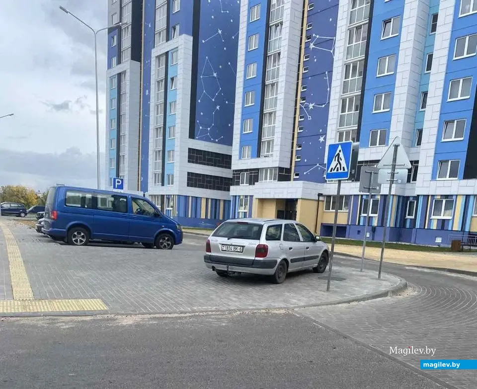 Осень 2023 г. Могилев. «Мастер парковки» на Спутник-2. Фото читателя.