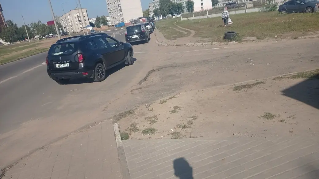 Осень 2023 г. Могилев. «Мастер парковки» на Симонова. Фото: ДТП и ЧП Могилев.