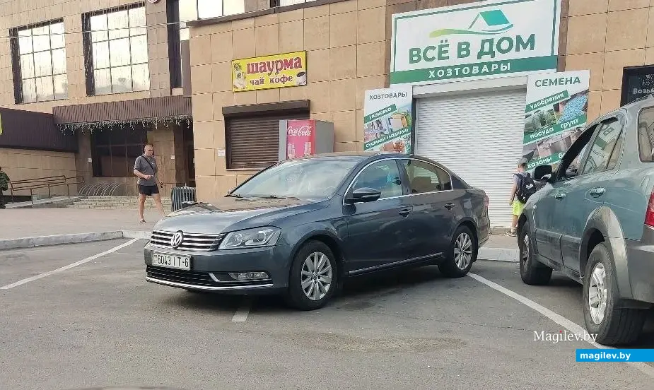 Лето 2023 г. Могилев. «Мастер парковки» на Минском рынке. Фото читателя.