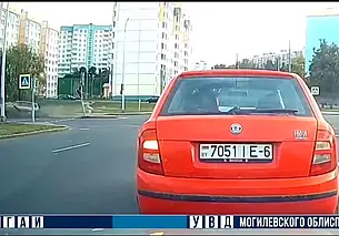 В Могилеве пьяный водитель снес светофор и дорожный знак. Видео