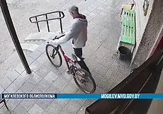 Пьяный могилевчанин украл из подъезда велосипед. Но «засветился» на видео