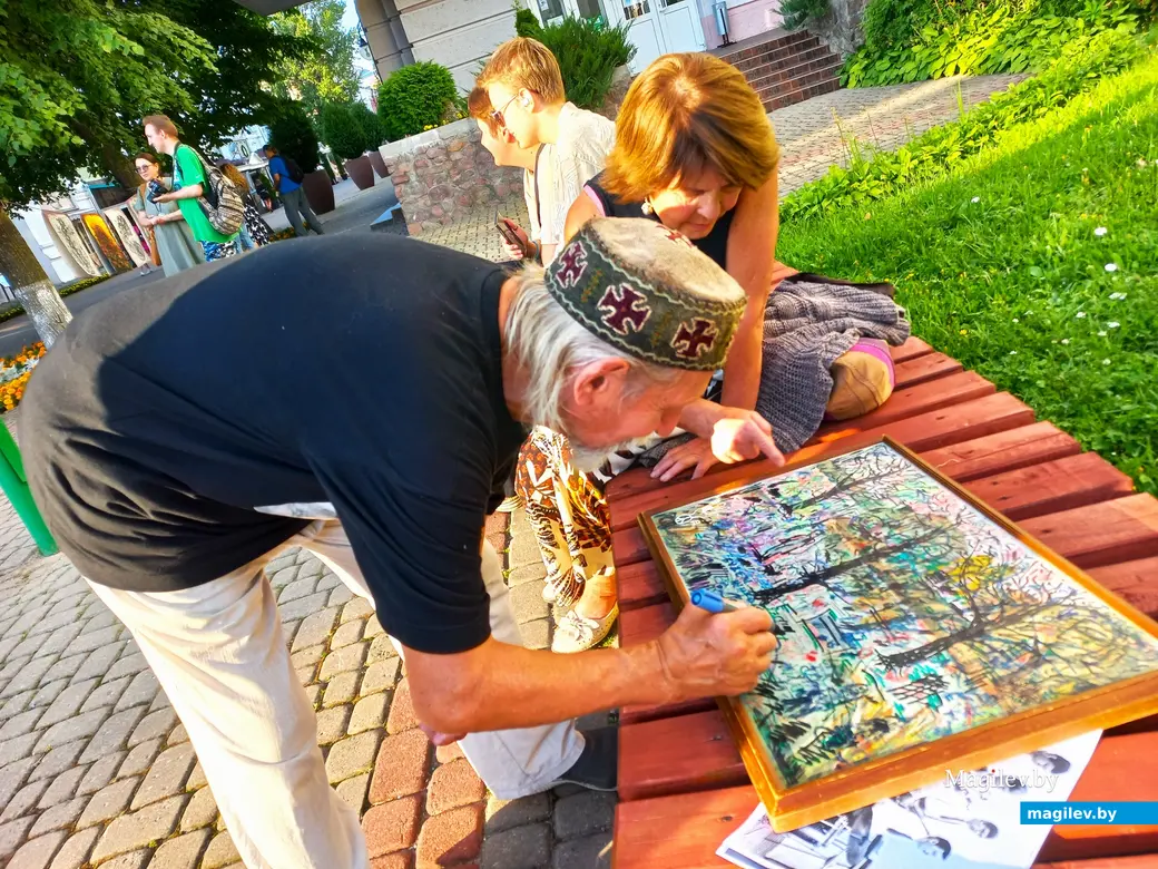 Евгений и Галина за работой. Могилев, 17.08.2023 г.