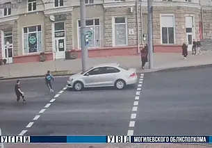 В Могилеве школьник перебегал дорогу на мигающий сигнал светофора – на него наехала машина