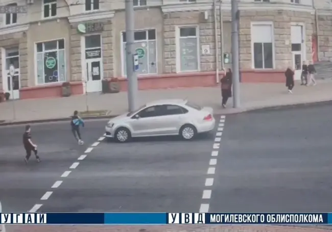 В Могилеве школьник перебегал дорогу на мигающий сигнал светофора – на него наехала машина